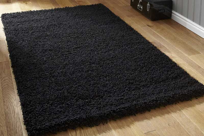 Черные ковры в интерьере